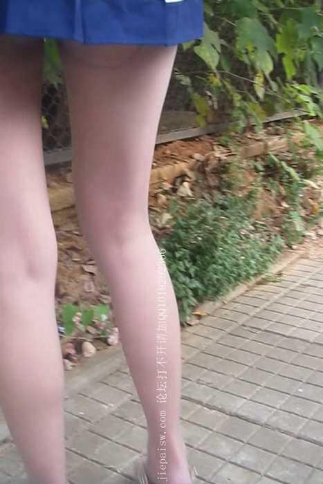 [大忽悠买丝袜街拍视频]ID0012 2011【178CM超长腿学生模特丝袜原味】超长腿学生模特穿着闪亮咖啡丝空姐装户外展示丝袜美腿PG都露出了