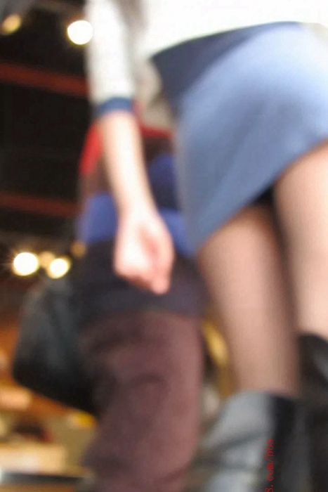 [大忽悠买丝袜街拍视频]ID0117 2012 10.20【CD】超长腿包臀蓝裙黑丝高靴黑丝裤袜裆露出要是能把这个了那就爽爆了 (1)