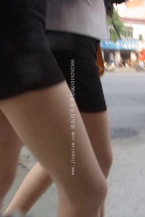 [大忽悠买丝袜街拍视频]ID0157 2012 10.6【忽悠】2个肉丝制服长腿去洗脚城洗脚跟进去抢丝袜 (1)