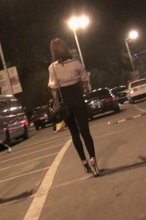 [街拍视频]00074这个破洞紧身裤高跟美女实在太骚太刺激了